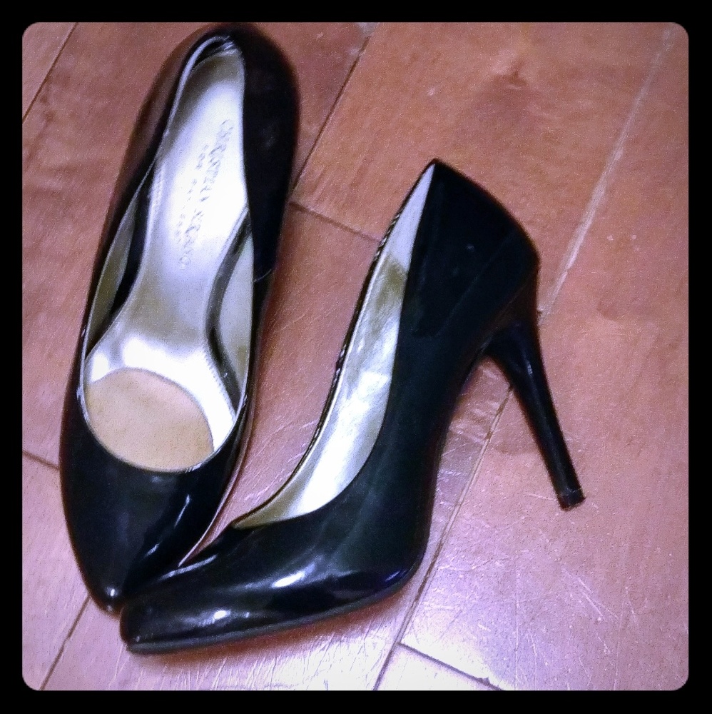 Black pumps